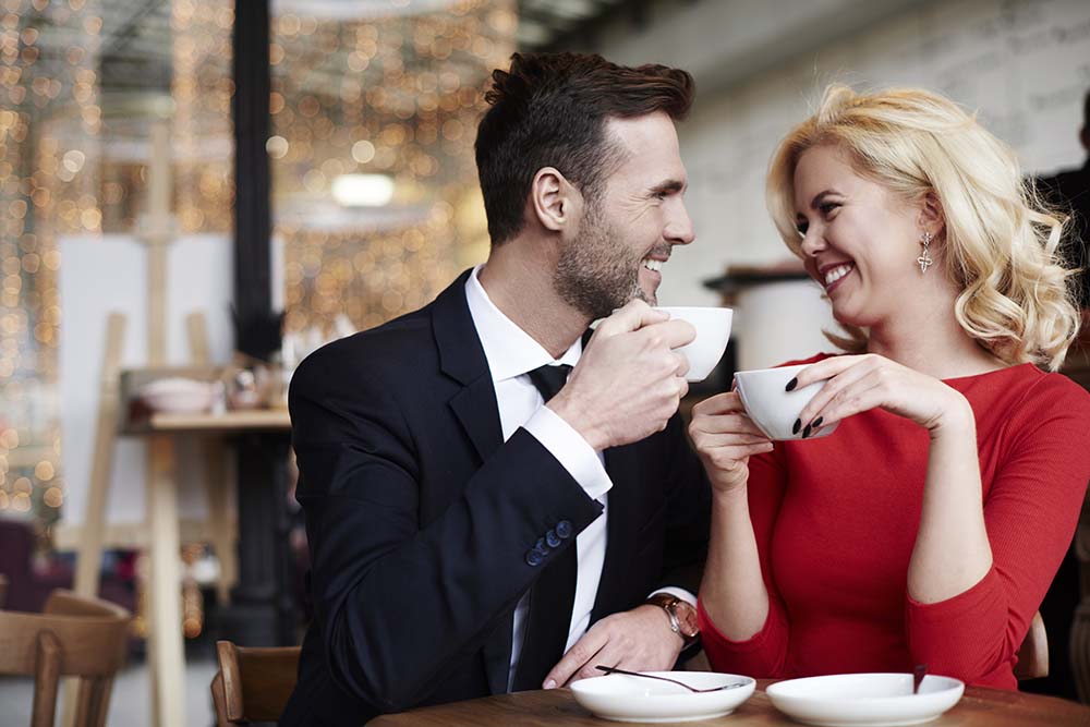encuentro discreto en un cafe elegante de Puebla