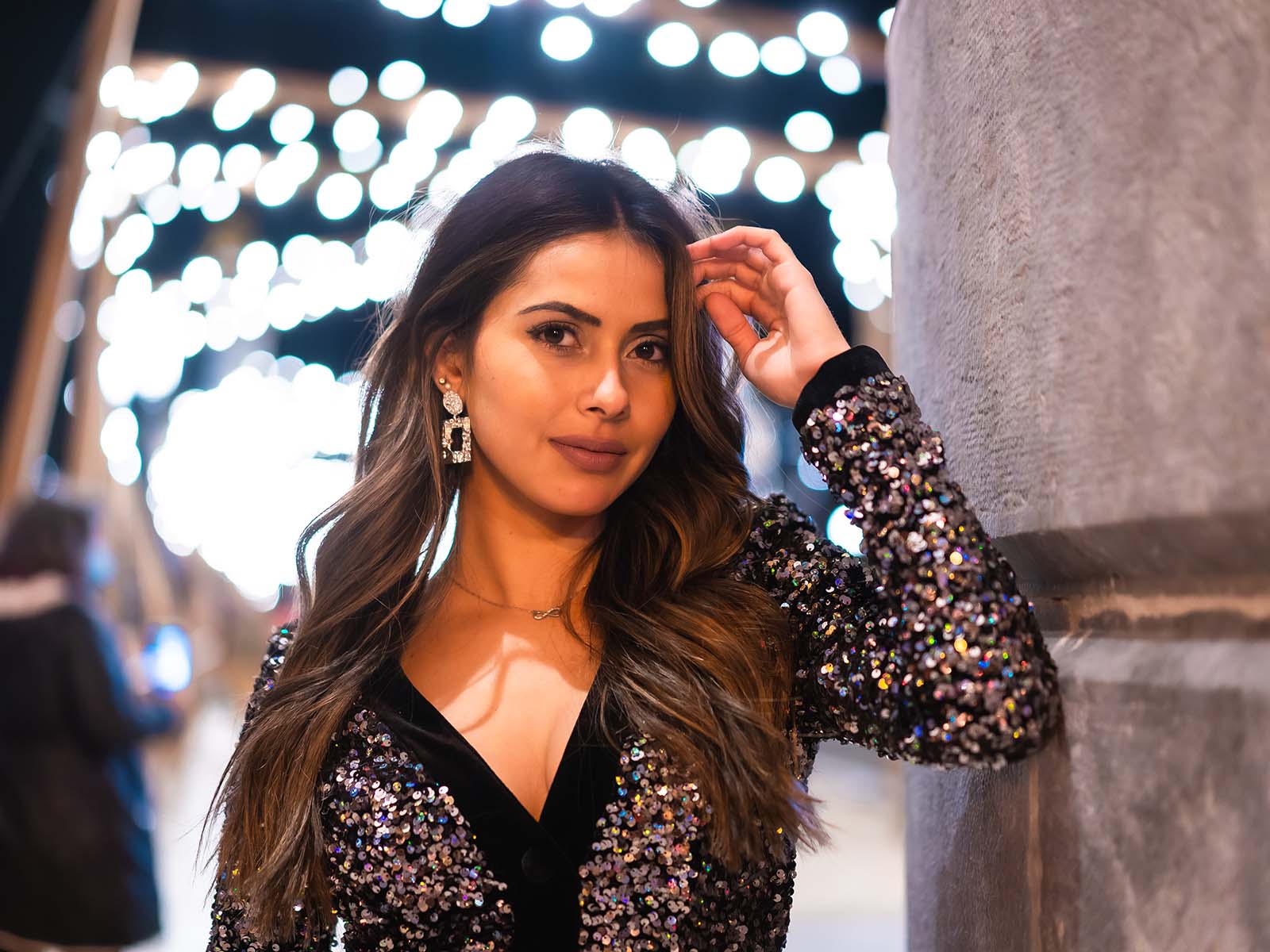 Sugar baby mexicana con estilo elegante en una zona urbana