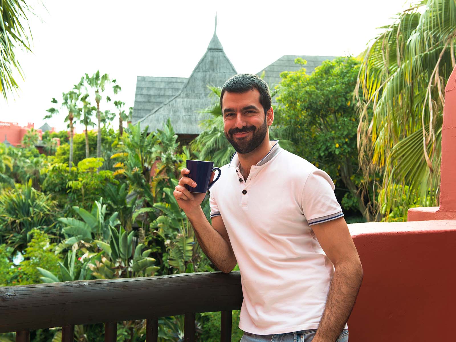 Sugar daddy elegante conversando en una terraza en México