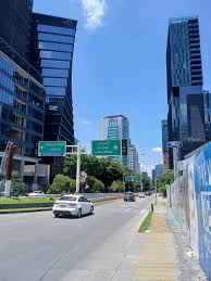 Calle tranquila de Providencia con ambiente elegante