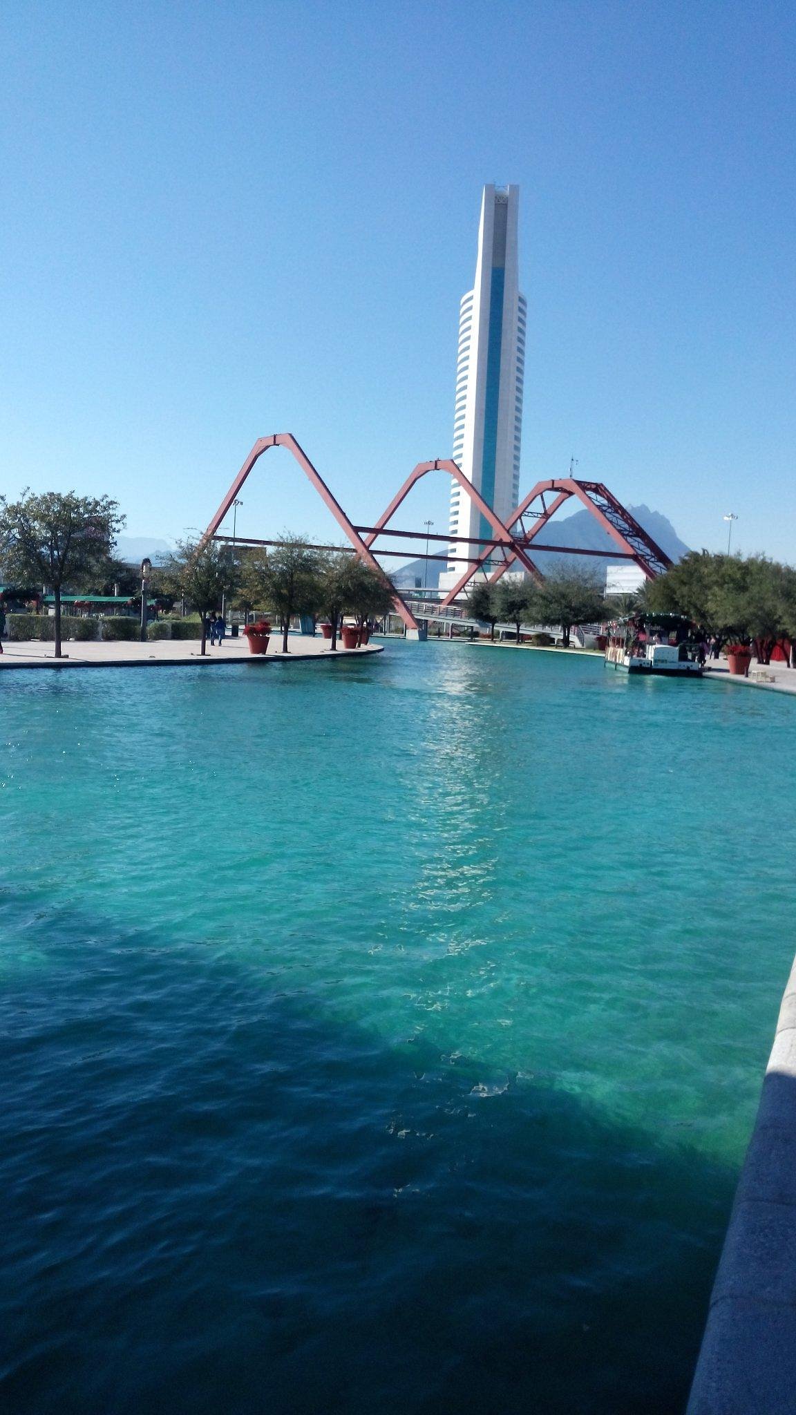 Paseo Santa Lucia y Parque Fundidora en Monterrey al atardecer