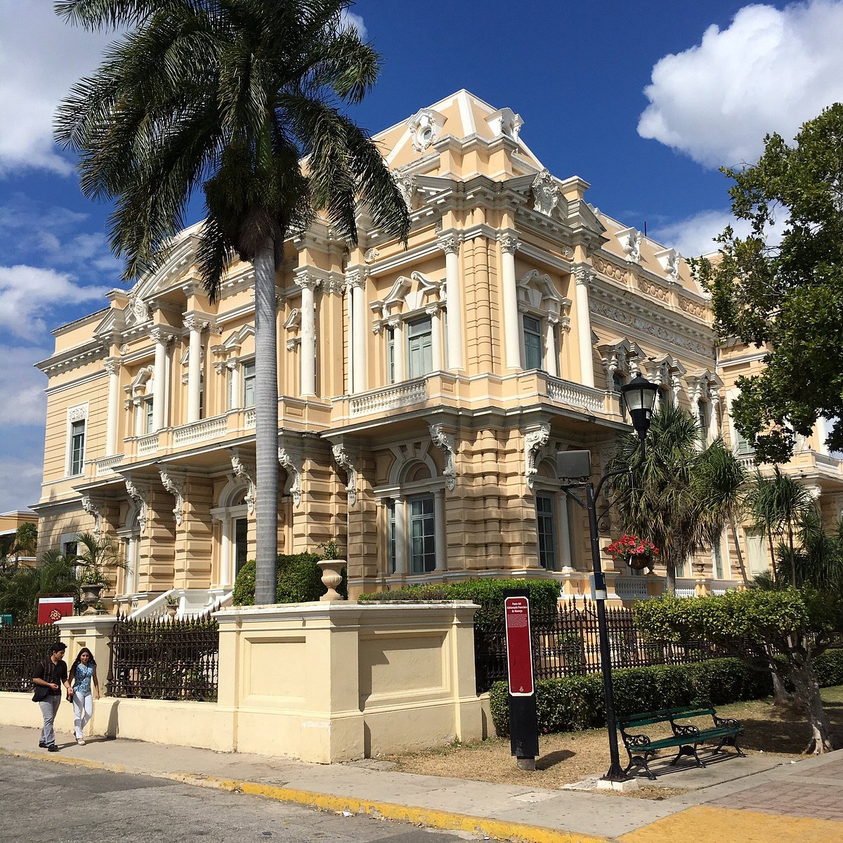 Pareja caminando cerca de Paseo de Montejo en Mérida al atardecer