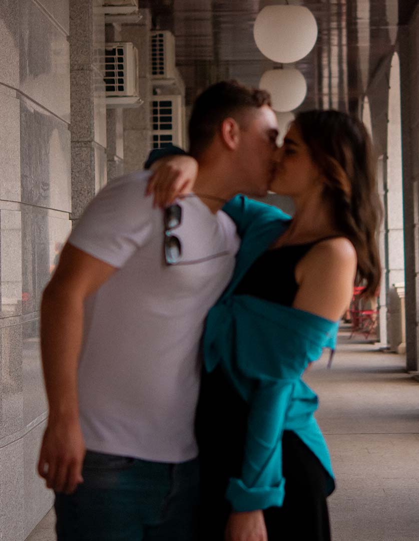 Mujer elegante con vista urbana de Monterrey y la Sierra Madre
