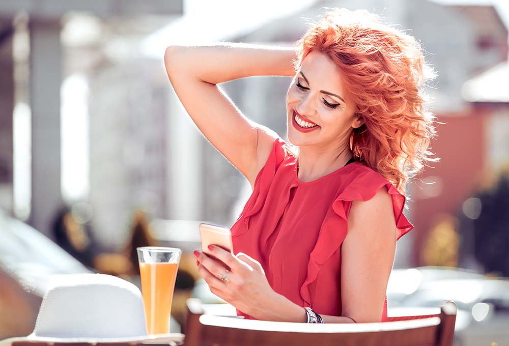 mujer preparando un perfil de sugar dating con confianza